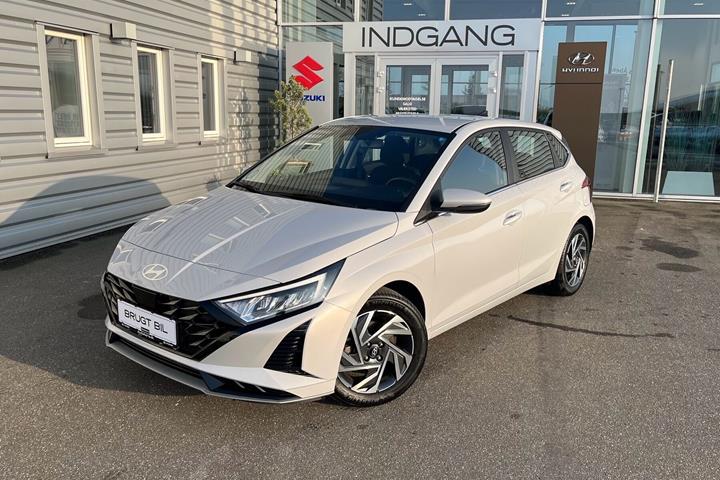 Grå Hyundai i20 fra 2024 set udefra