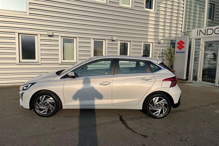 Grå Hyundai i20 fra 2024