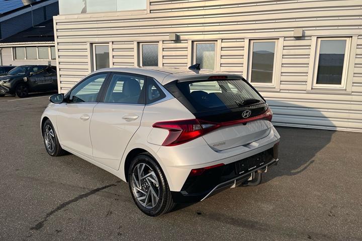 Grå Hyundai i20 fra 2024