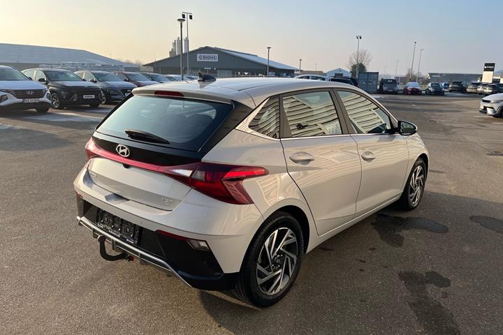 Grå Hyundai i20 fra 2024
