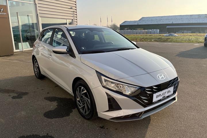 Grå Hyundai i20 fra 2024 set udefra