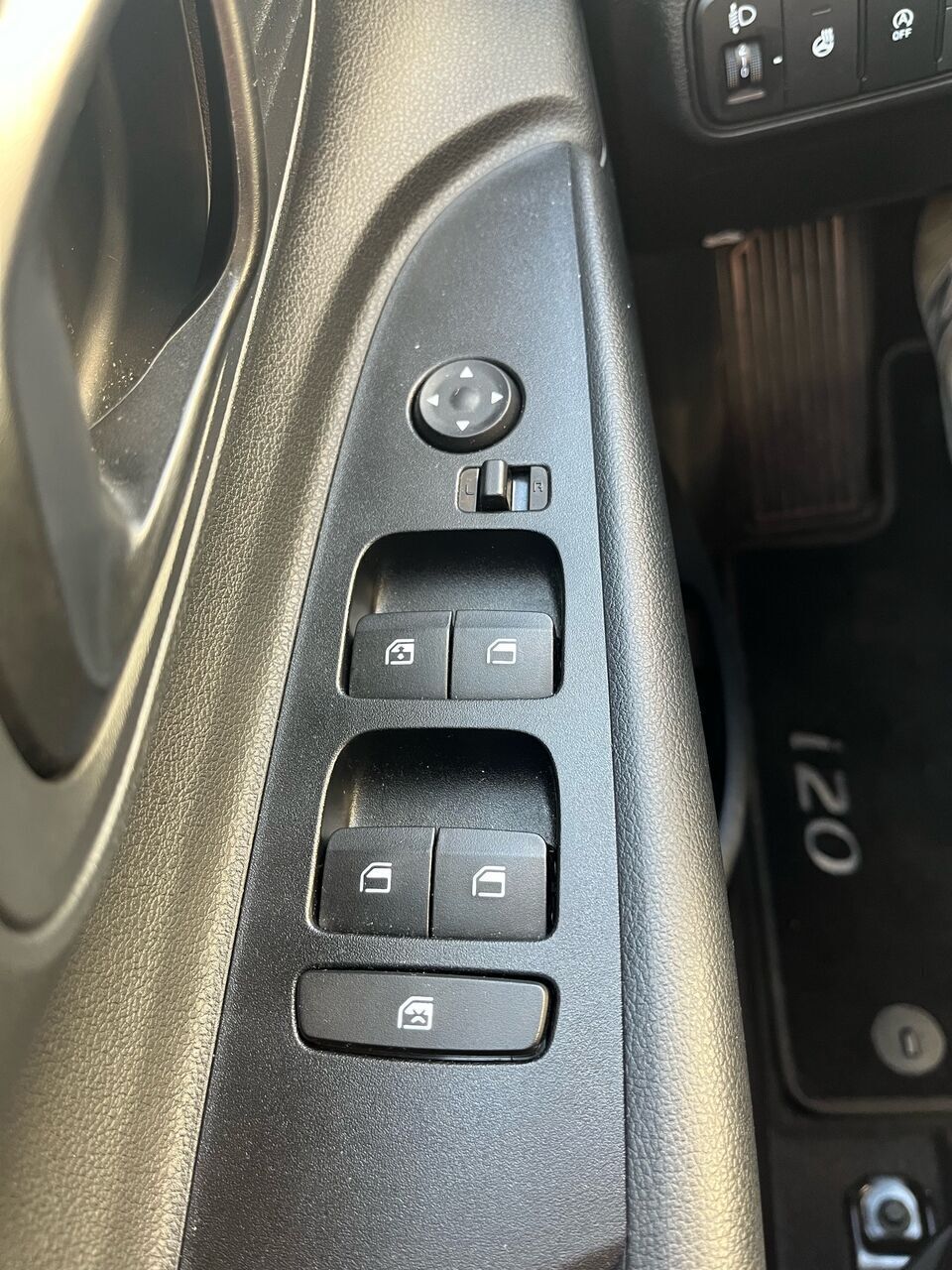 Grå Hyundai i20 fra 2024