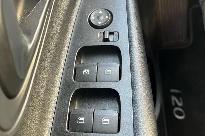 Grå Hyundai i20 fra 2024