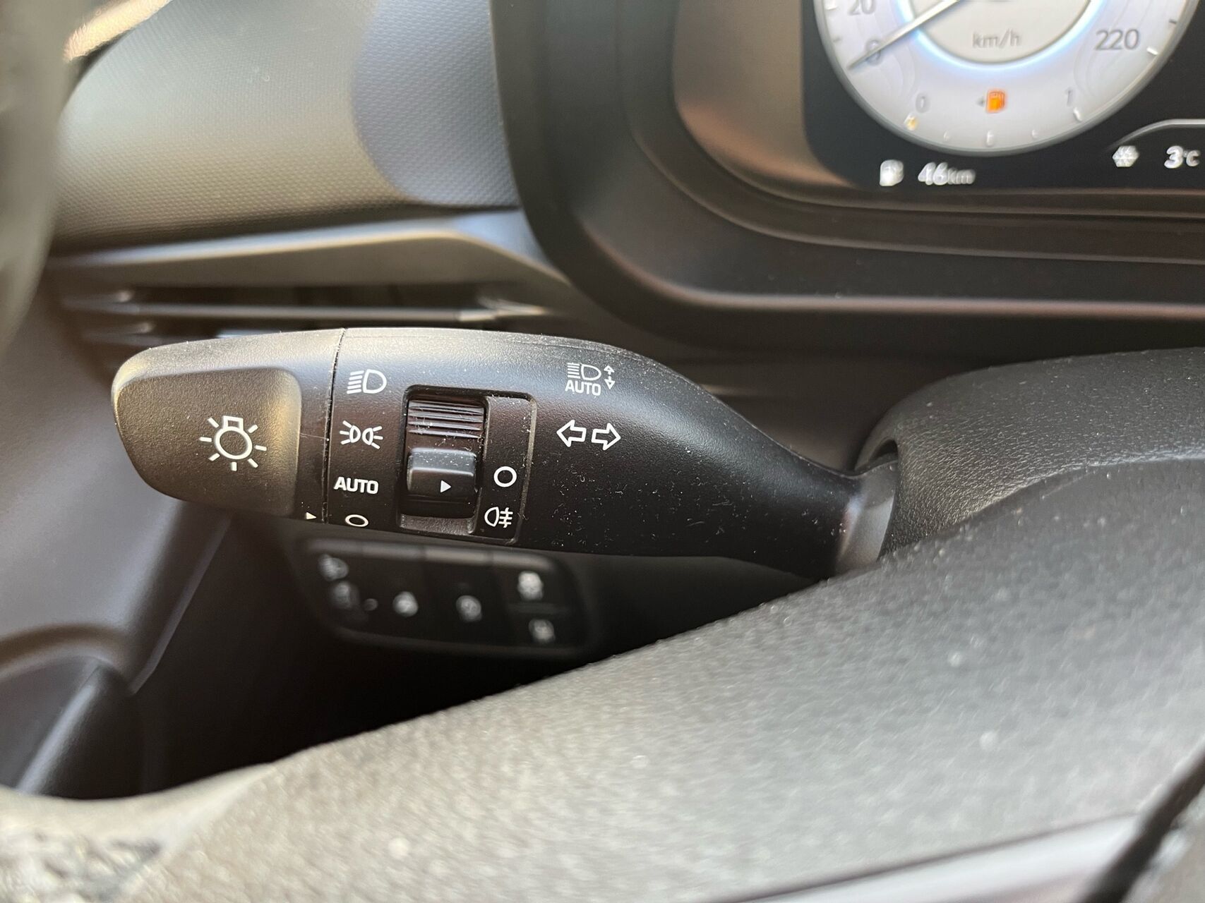 Grå Hyundai i20 fra 2024