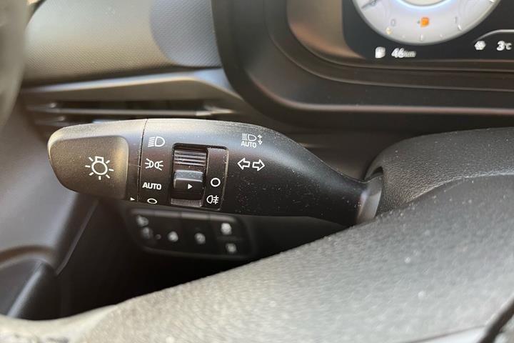 Grå Hyundai i20 fra 2024