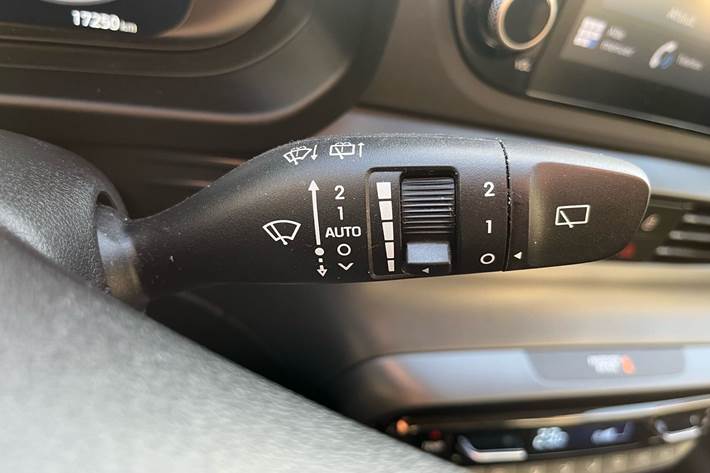 Grå Hyundai i20 fra 2024