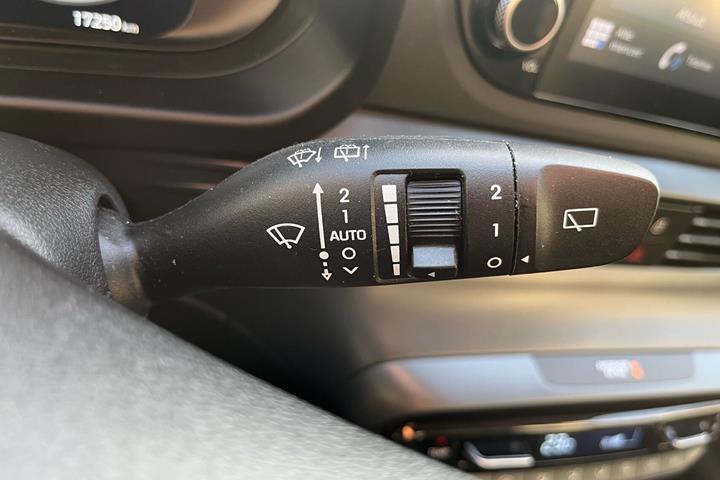 Grå Hyundai i20 fra 2024