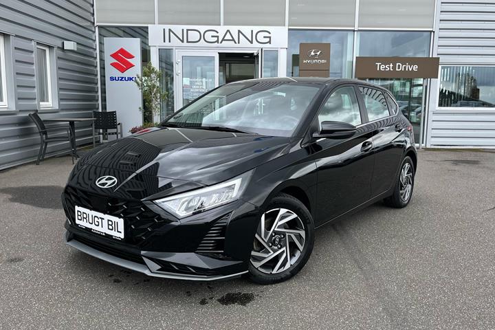 Sort Hyundai i20 fra 2024 set udefra