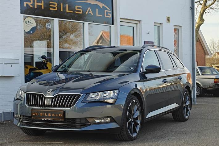 Grå Skoda Superb fra 2016 set udefra