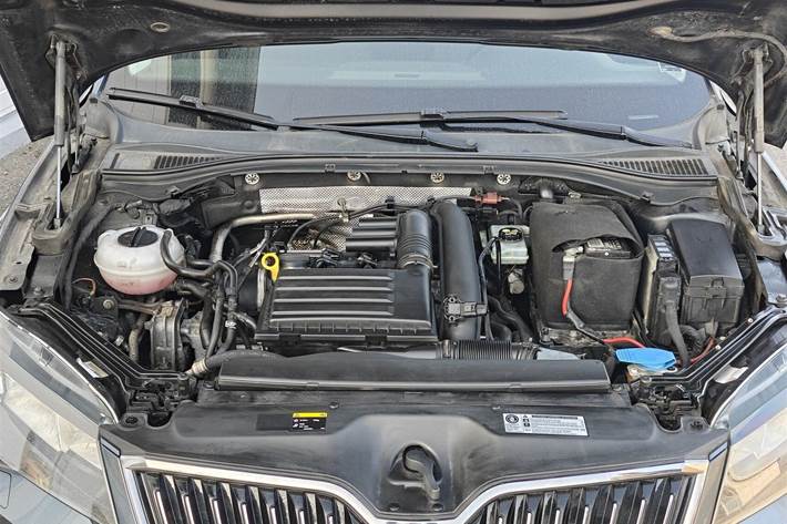 Grå Skoda Superb fra 2016