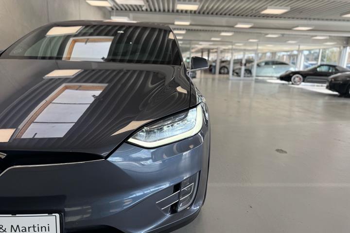 Grå Tesla Model X fra 2020
