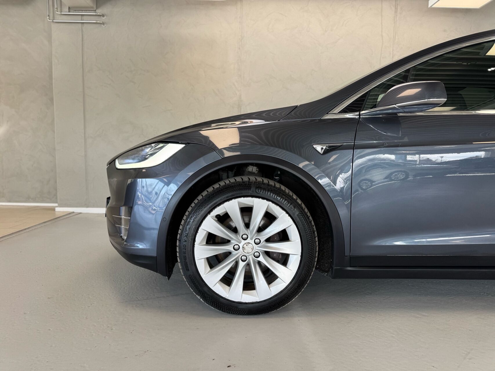 Grå Tesla Model X fra 2020