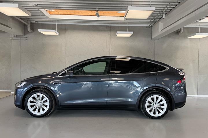 Grå Tesla Model X fra 2020