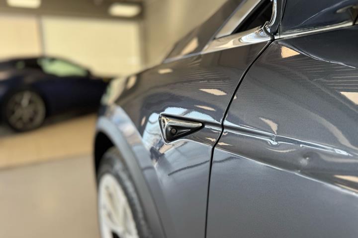 Grå Tesla Model X fra 2020