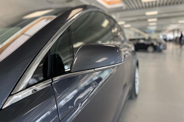 Grå Tesla Model X fra 2020