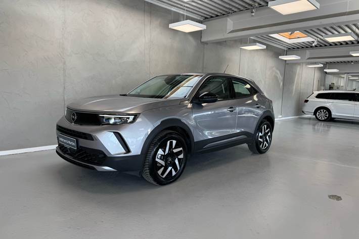 Grå Opel Mokka-e fra 2023 set udefra