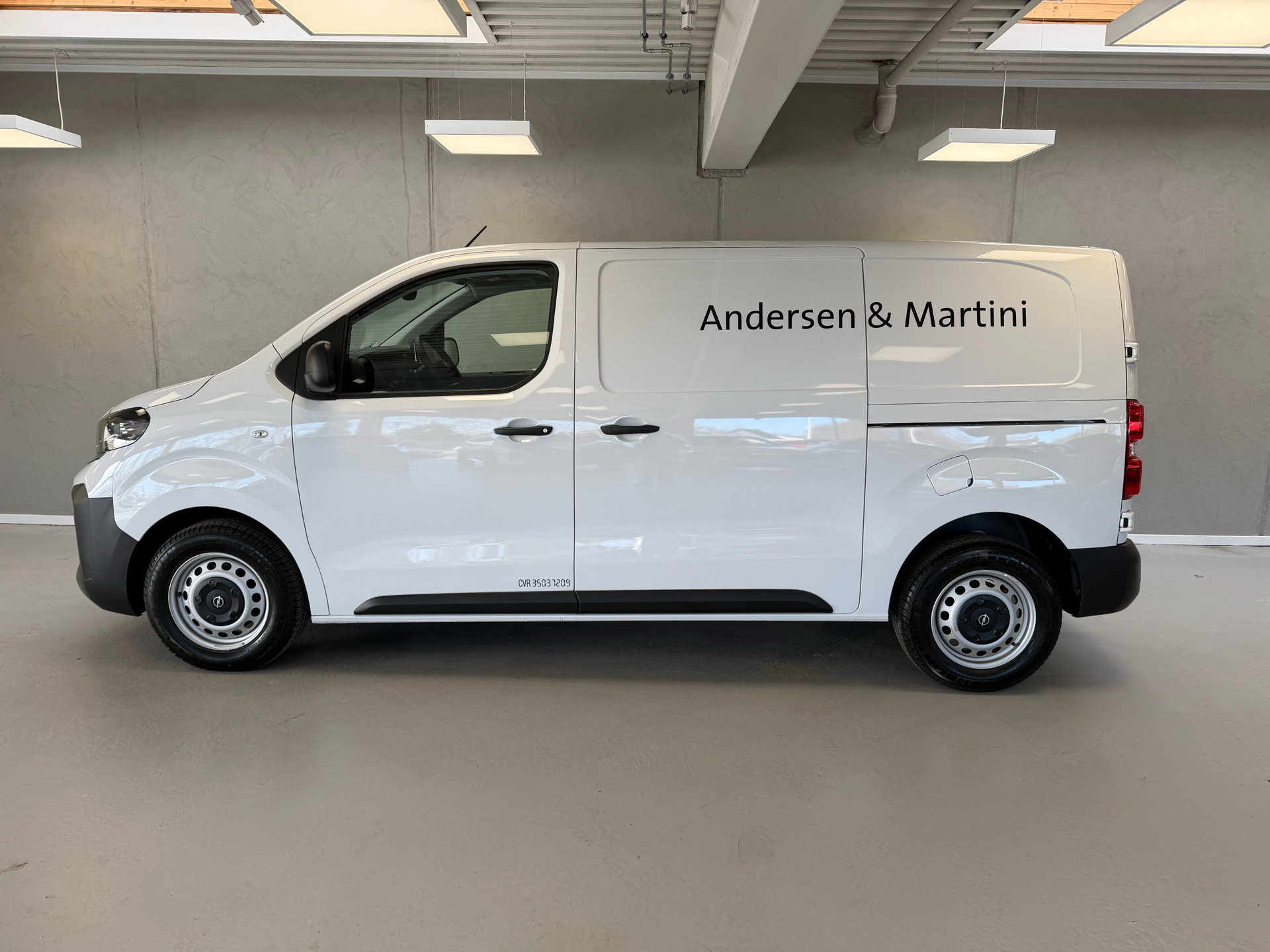 Hvid Opel Vivaro fra 2026