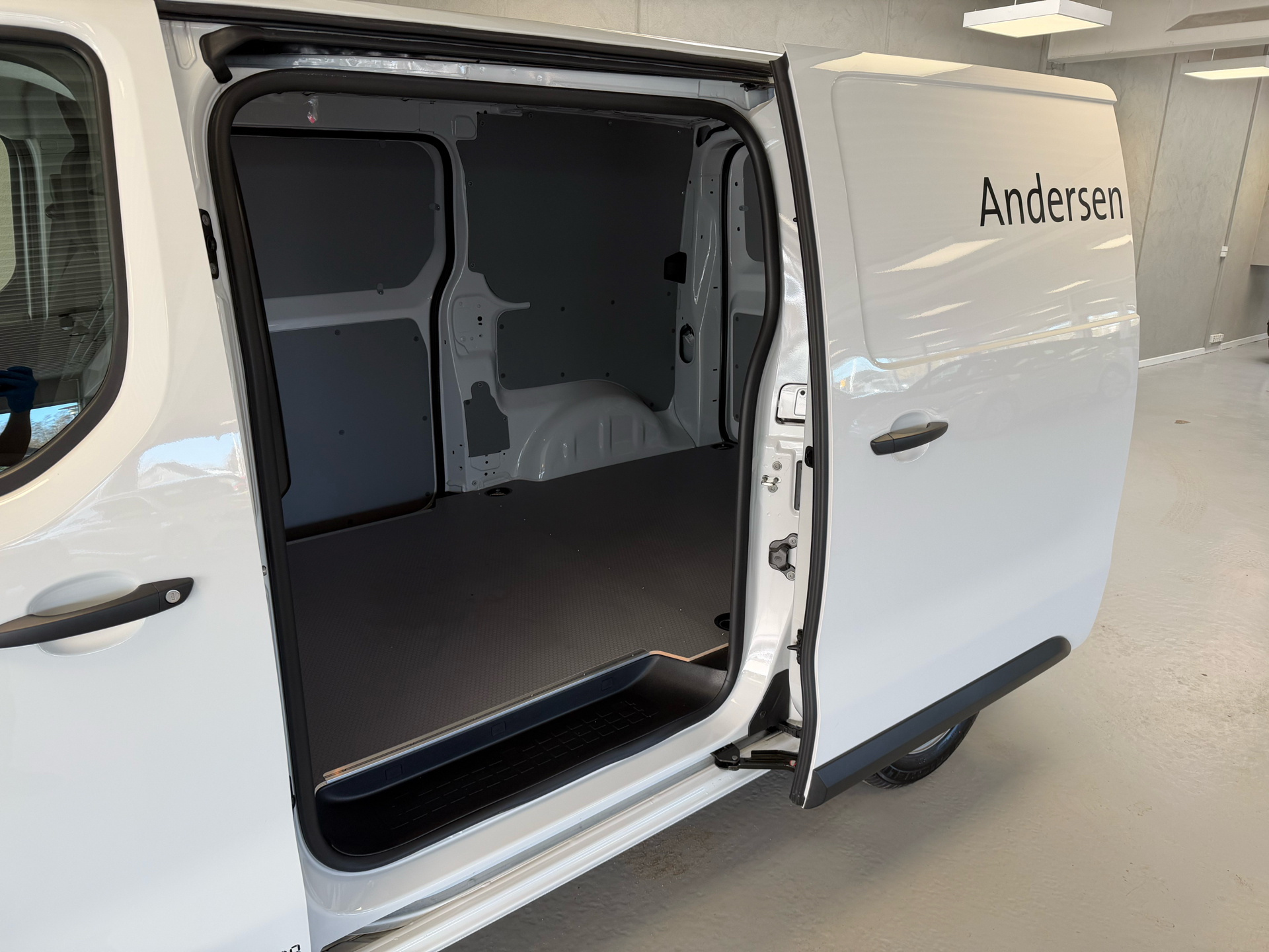 Hvid Opel Vivaro fra 2026