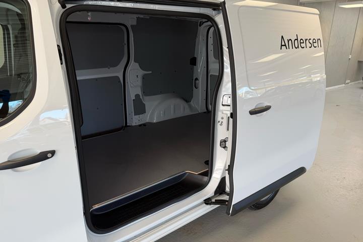 Hvid Opel Vivaro fra 2026