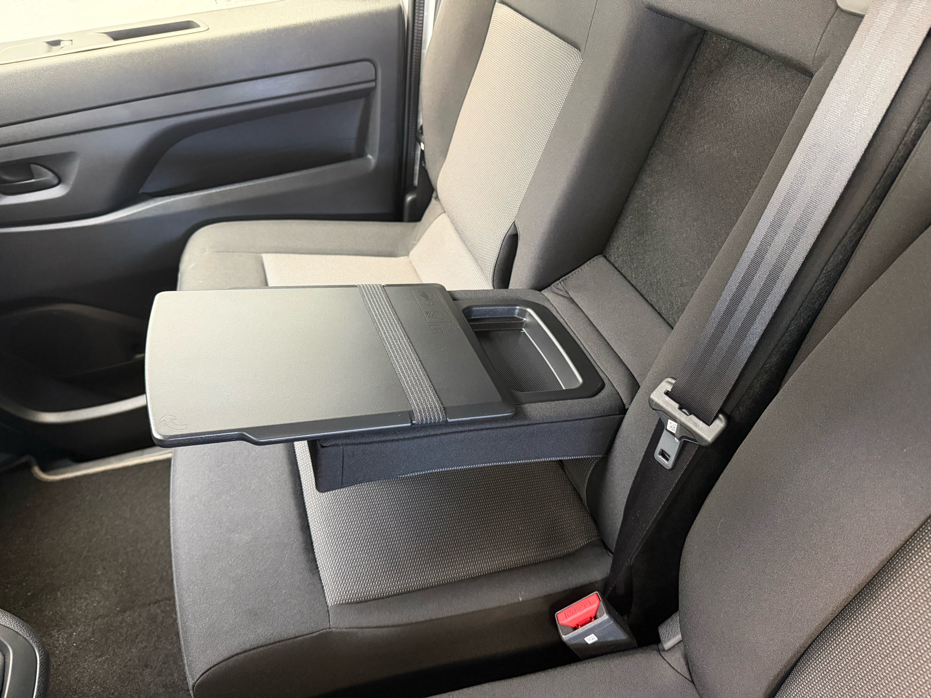 Hvid Opel Vivaro fra 2026