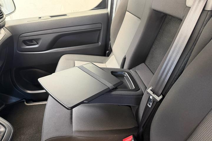 Hvid Opel Vivaro fra 2026