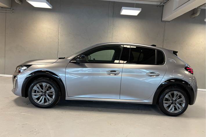 Grå Peugeot e-208 fra 2025