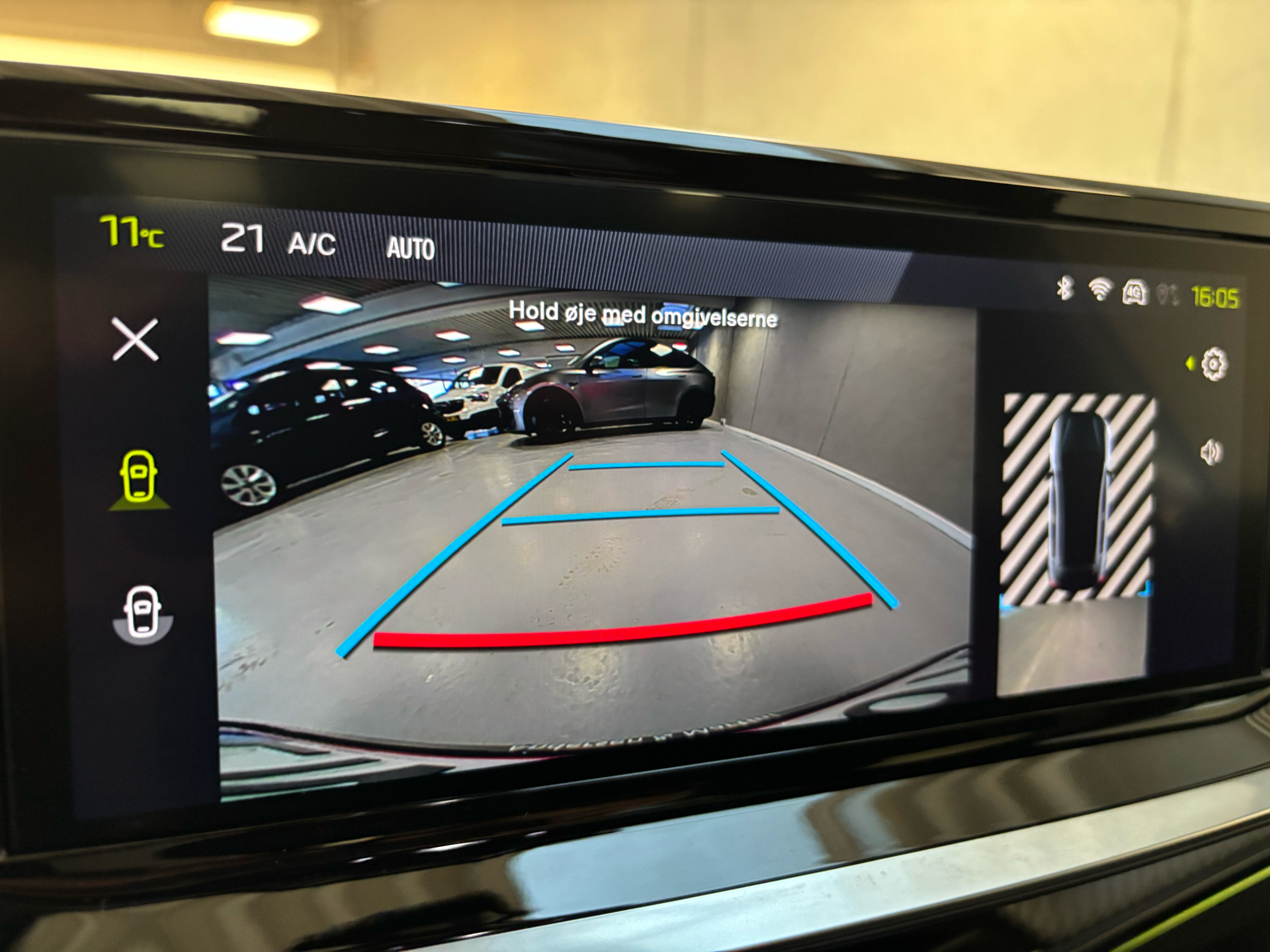 Grå Peugeot e-208 fra 2025