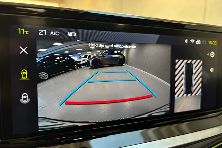 Grå Peugeot e-208 fra 2025