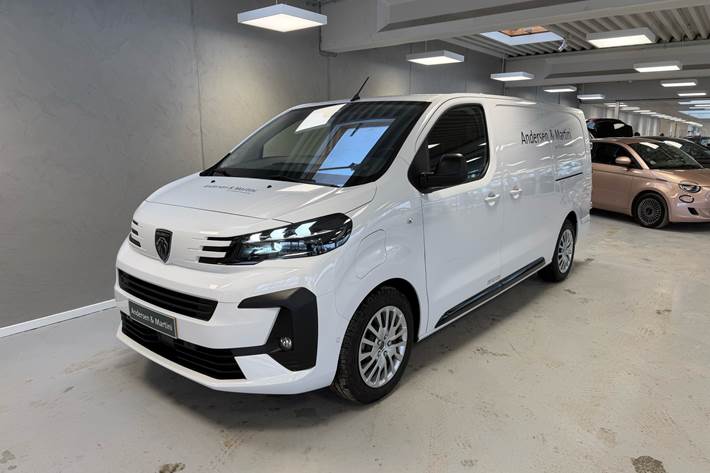 Hvid Peugeot e-Expert fra 2025 set udefra