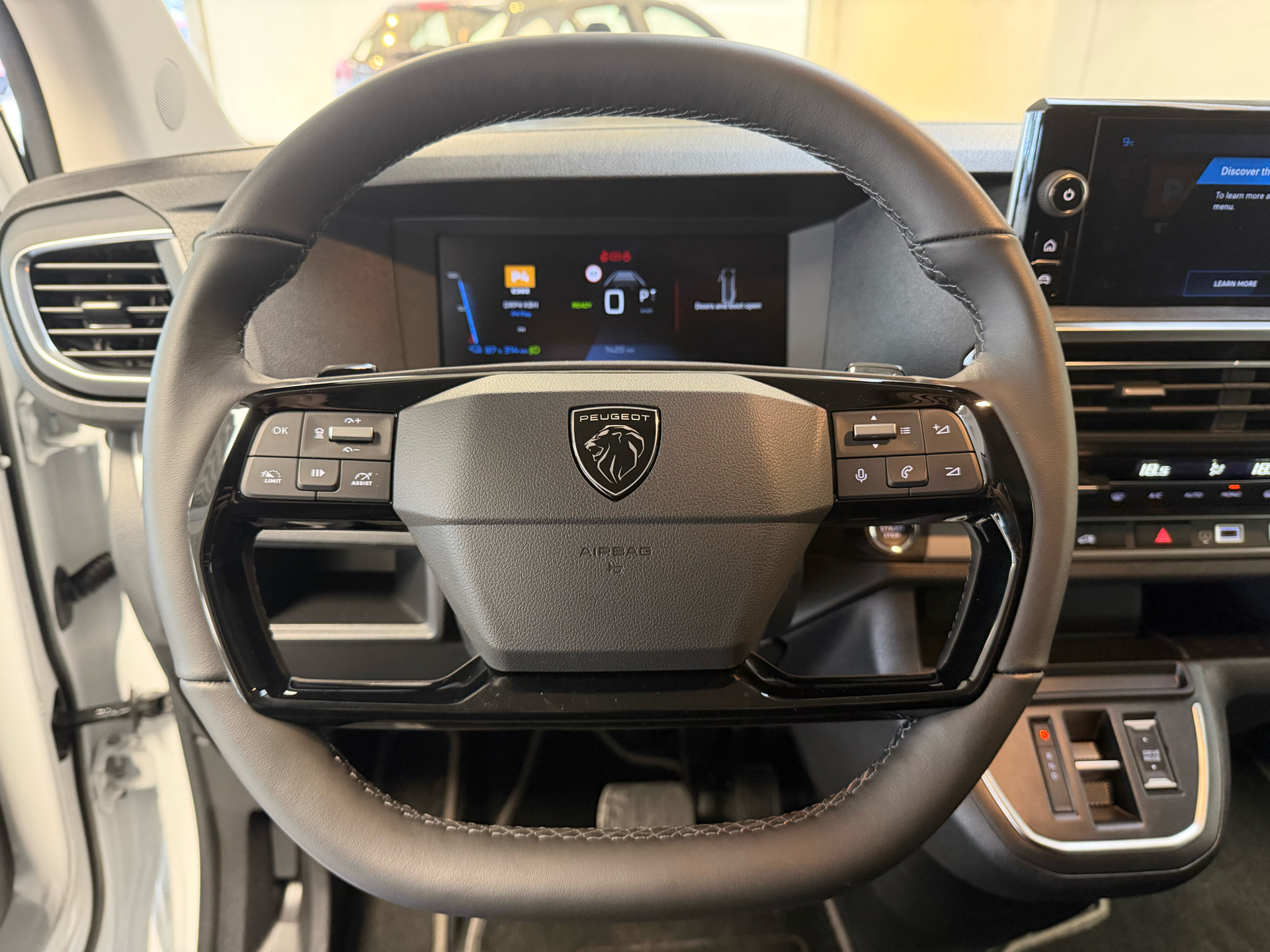 Hvid Peugeot e-Expert fra 2025