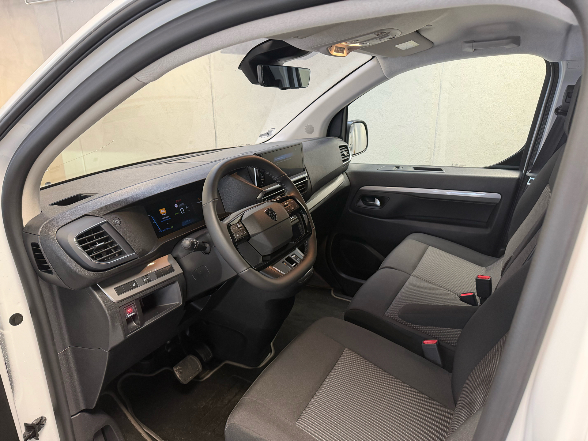 Hvid Peugeot e-Expert fra 2025