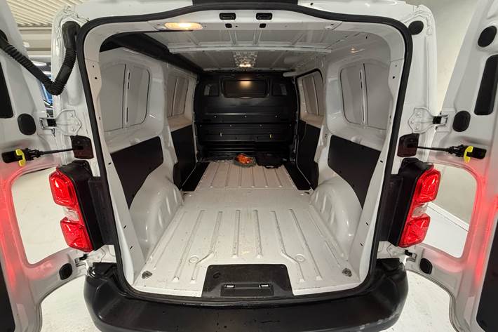 Hvid Peugeot e-Expert fra 2023