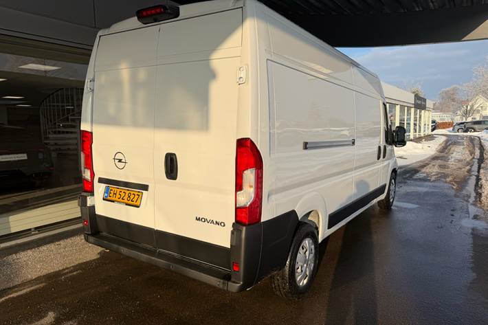 Hvid Opel Movano fra 2025