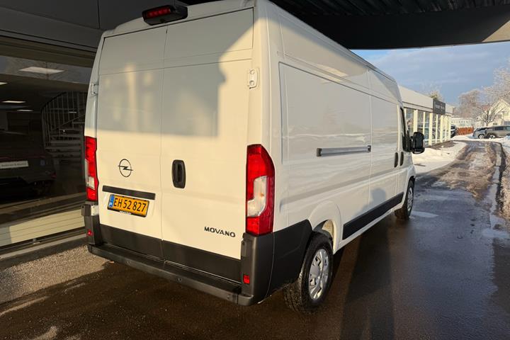 Hvid Opel Movano fra 2025