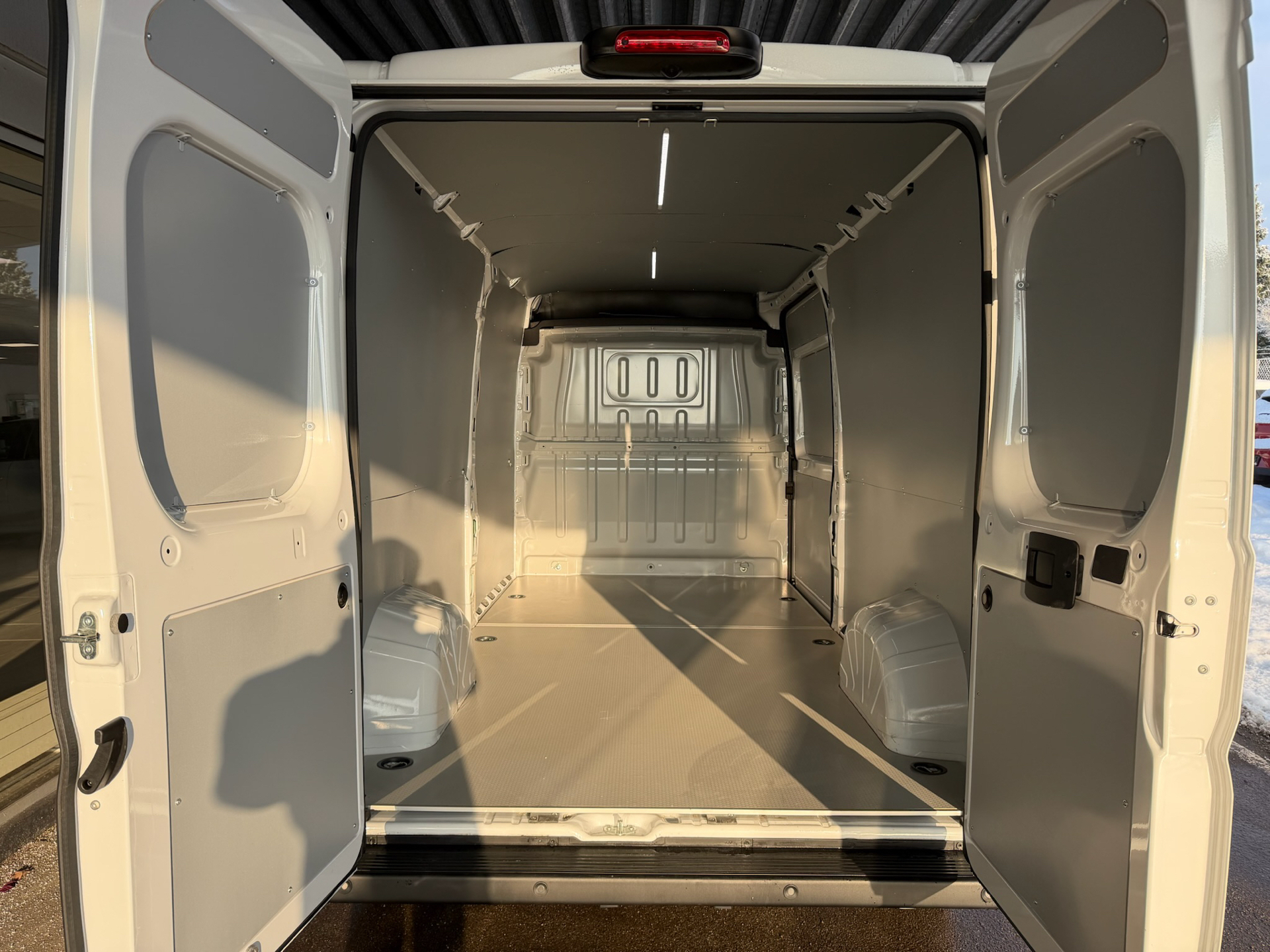 Hvid Opel Movano fra 2025