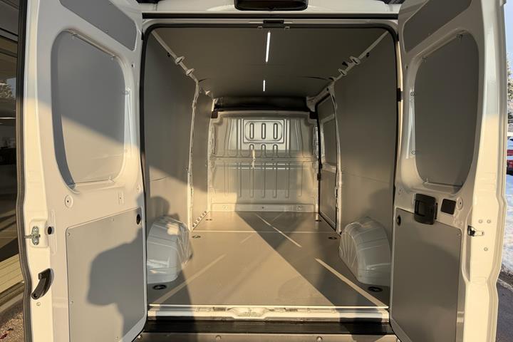 Hvid Opel Movano fra 2025