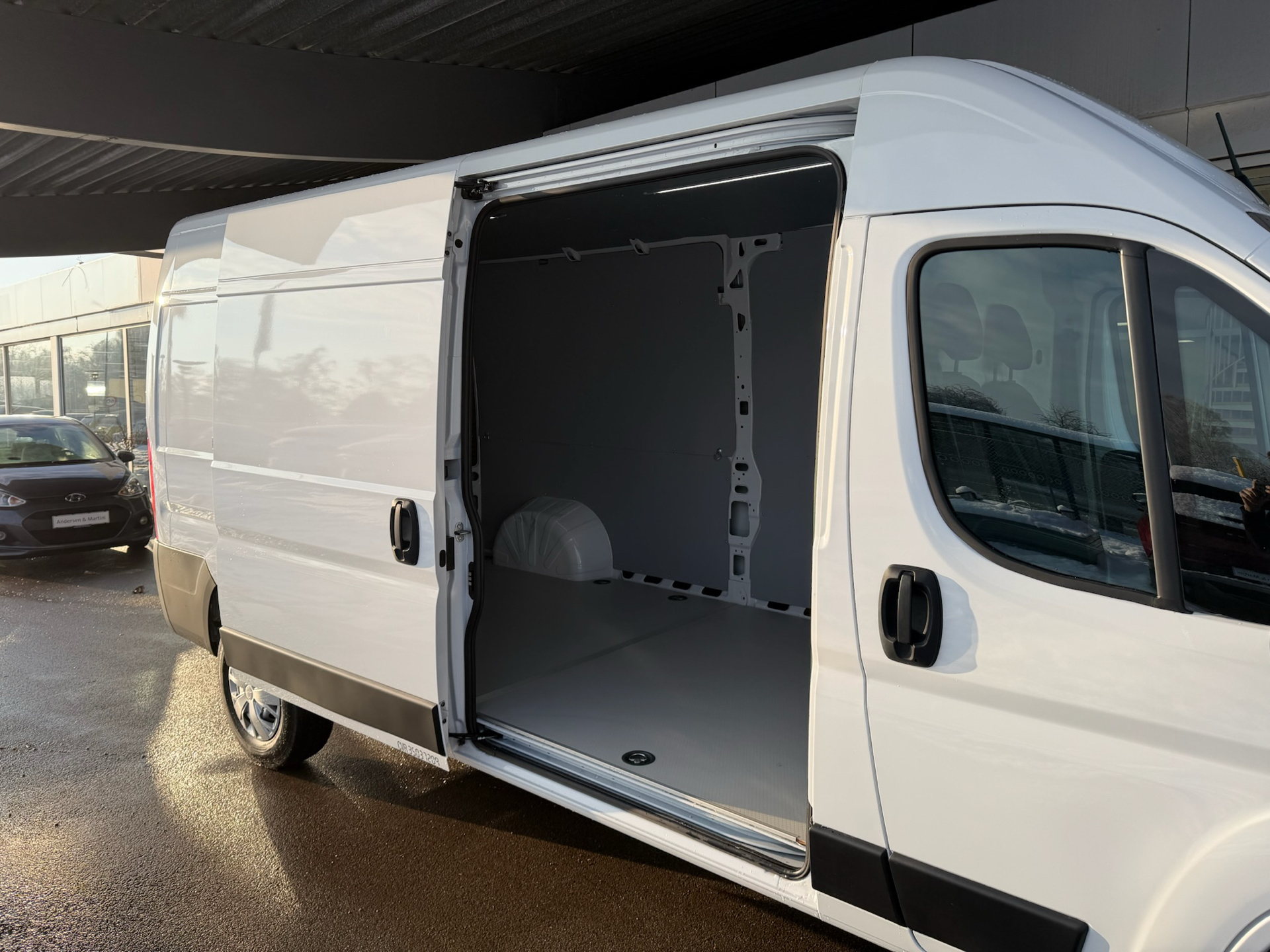 Hvid Opel Movano fra 2025