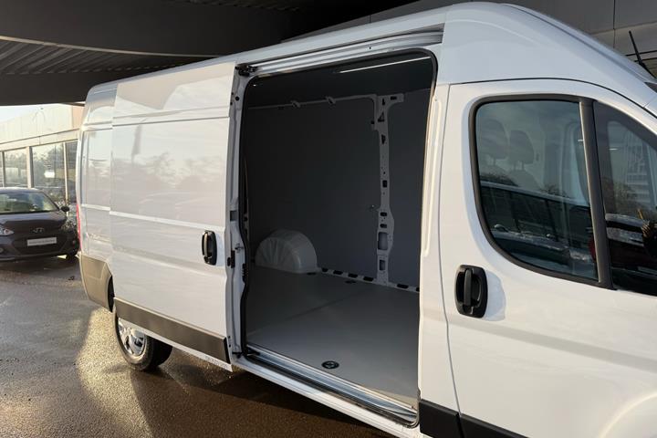Hvid Opel Movano fra 2025