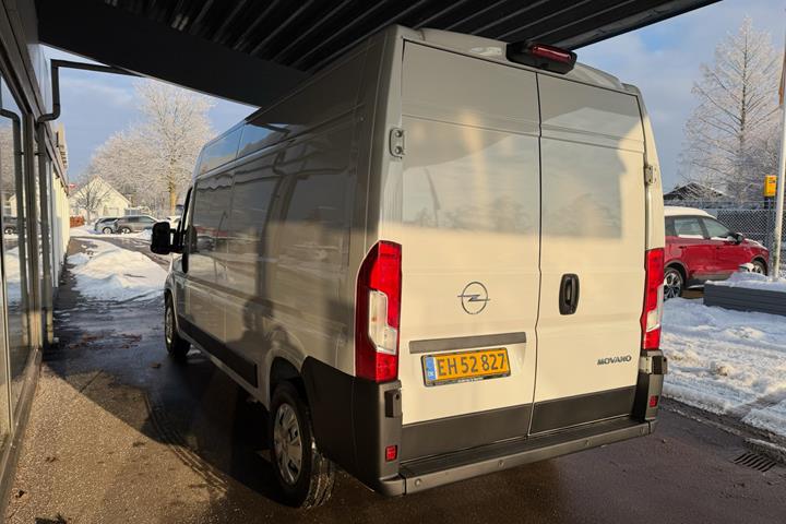 Hvid Opel Movano fra 2025