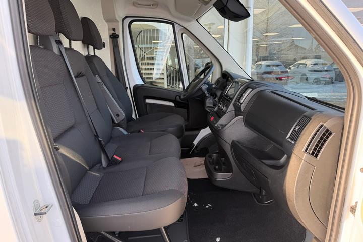 Hvid Opel Movano fra 2025