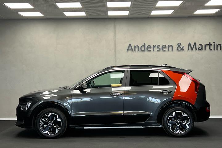 Grå Kia Niro EV fra 2024 set udefra