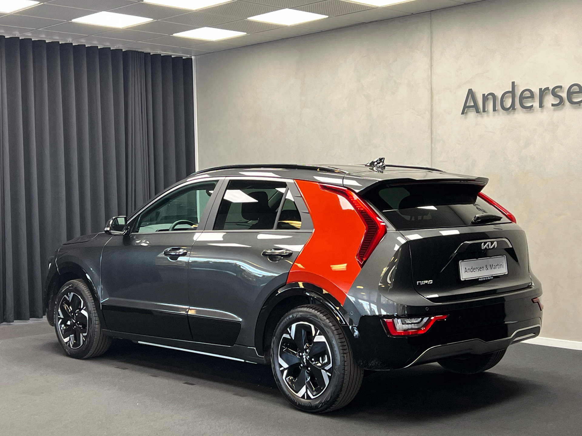 Grå Kia Niro EV fra 2024 set udefra