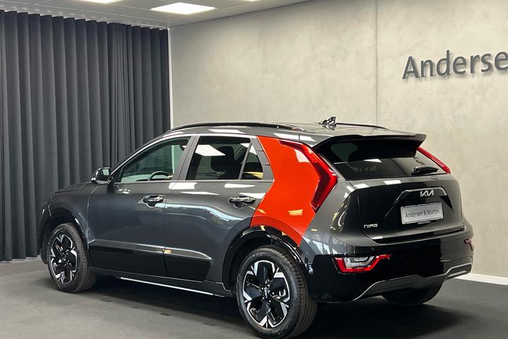 Grå Kia Niro EV fra 2024 set udefra