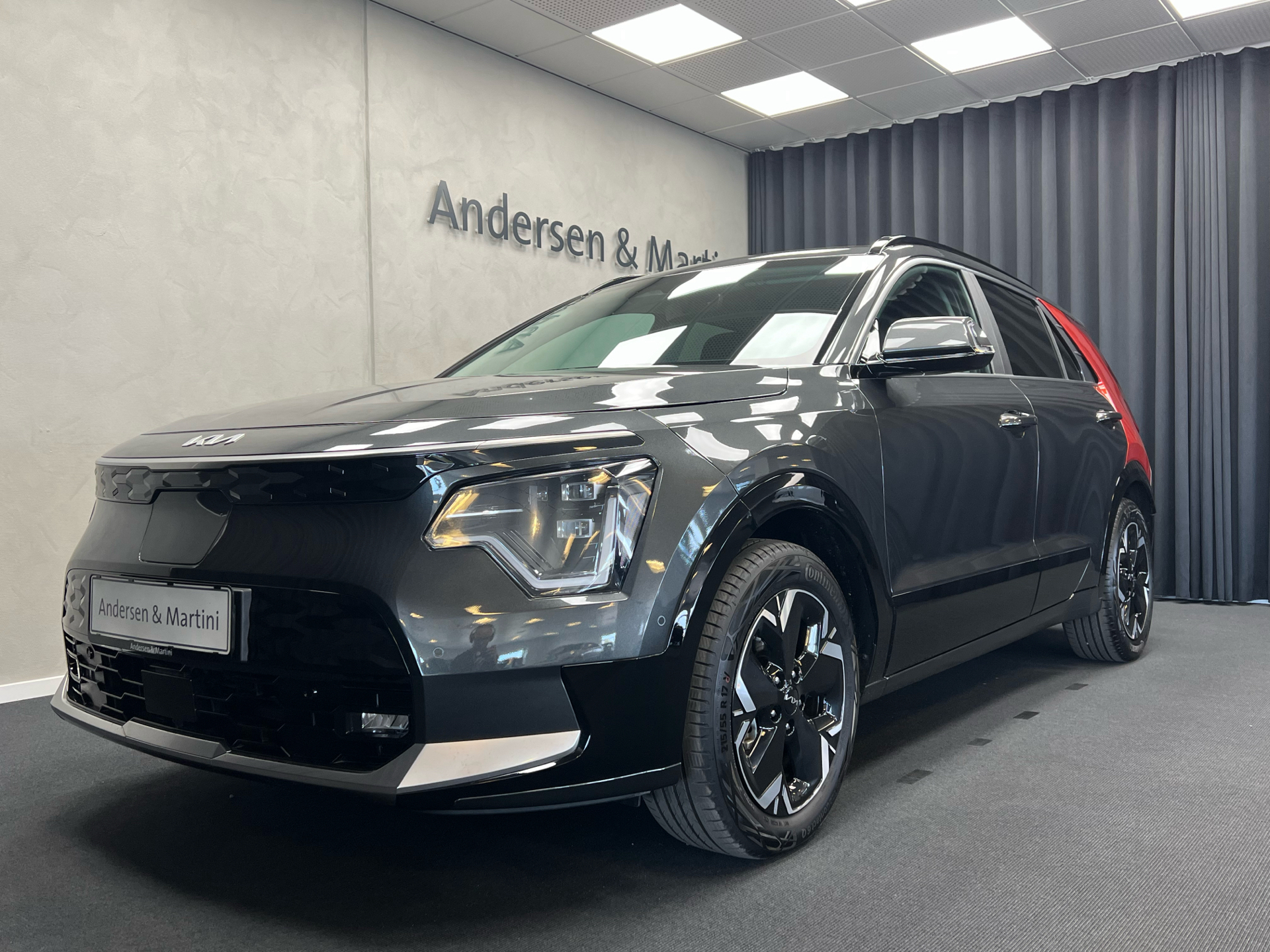 Grå Kia Niro EV fra 2024 set udefra