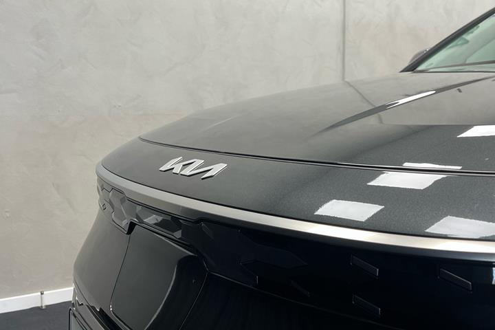 Grå Kia Niro EV fra 2024 set udefra