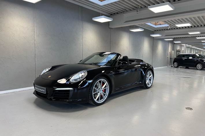 Sort Porsche 911 fra 2018 set udefra