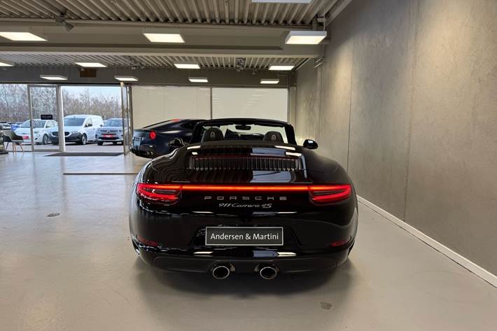 Sort Porsche 911 fra 2018