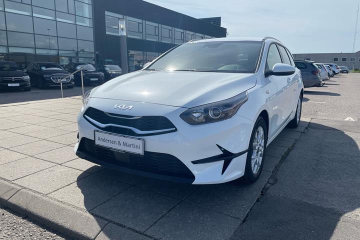 Hvid Kia Ceed fra 2023 set udefra