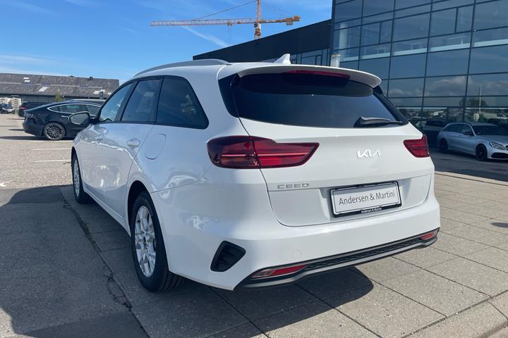Hvid Kia Ceed fra 2023