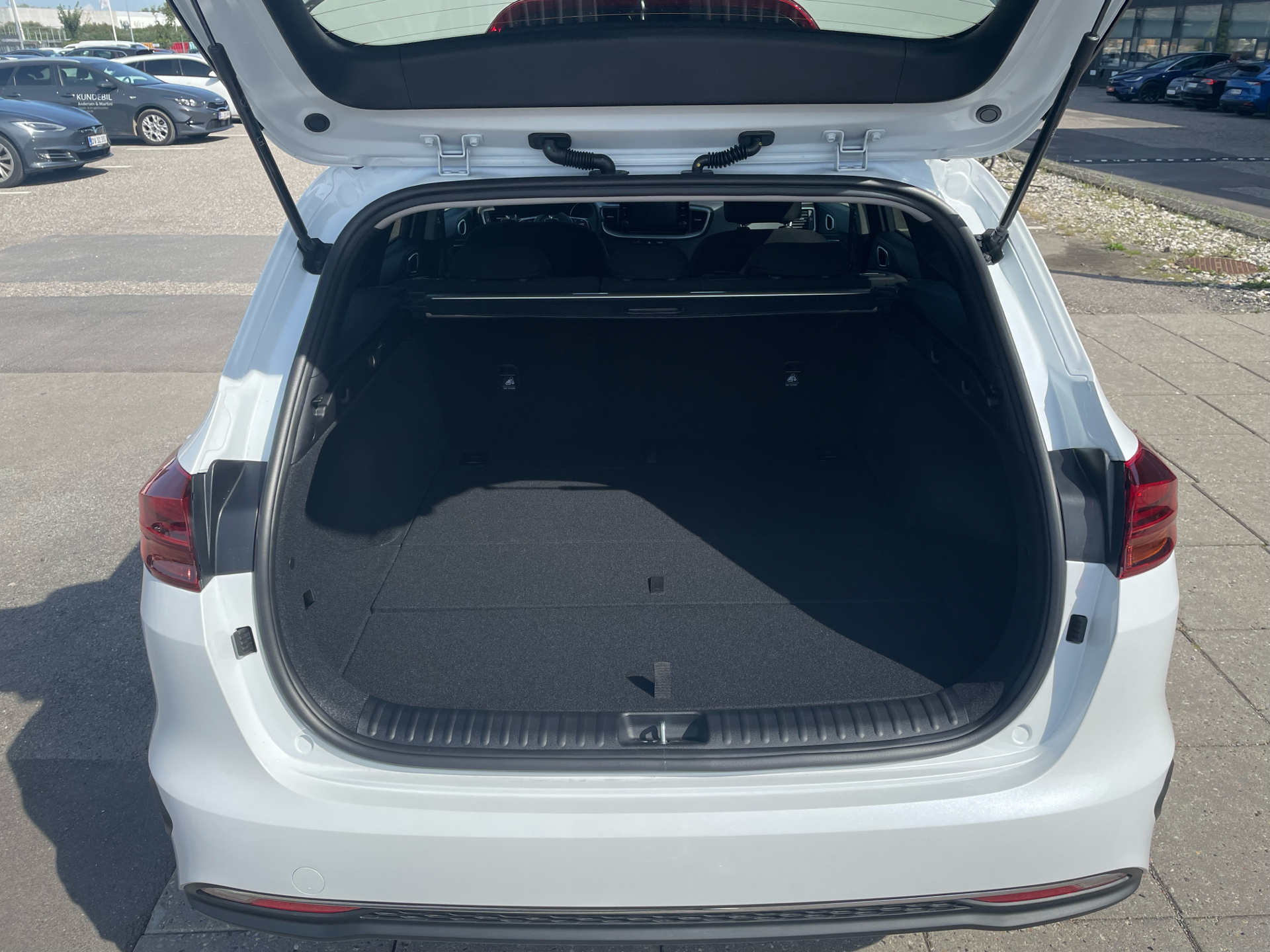Hvid Kia Ceed fra 2023 set udefra
